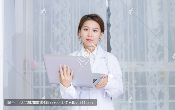 室內(nèi)女醫(yī)生使用筆記本電腦