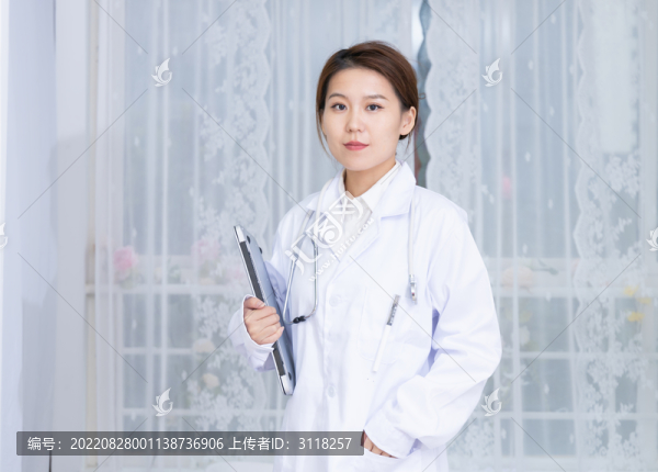 室內(nèi)女醫(yī)生手持筆記本電腦