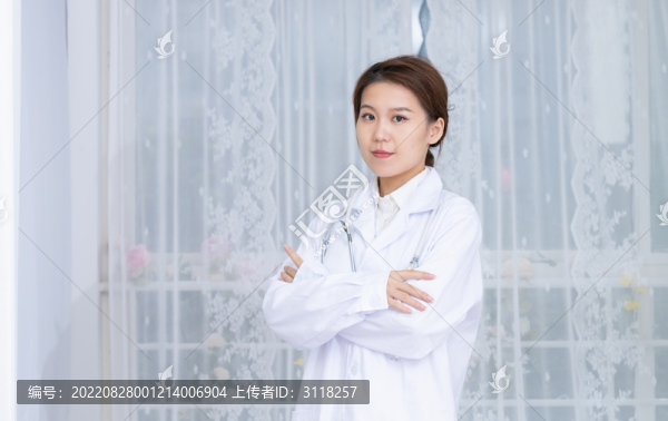 雙手抱胸的女醫(yī)生職業(yè)形象