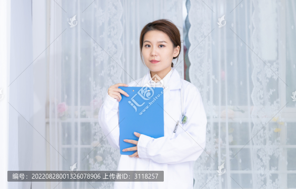 室內(nèi)女醫(yī)生拿著病歷本
