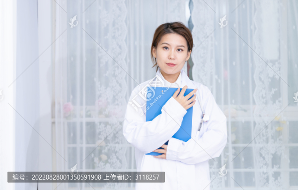 辦公室內(nèi)女醫(yī)生手持文件夾
