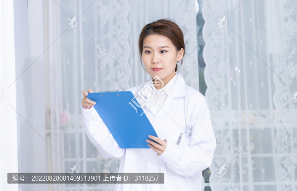 辦公室內(nèi)女醫(yī)生手持文件夾