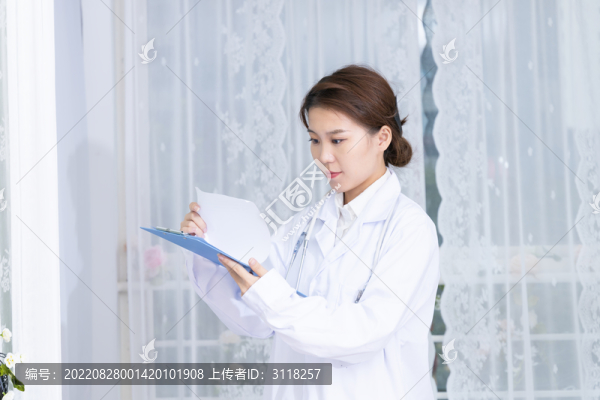 辦公室內(nèi)女醫(yī)生手持文件夾