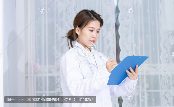 辦公室內(nèi)女醫(yī)生手持文件夾