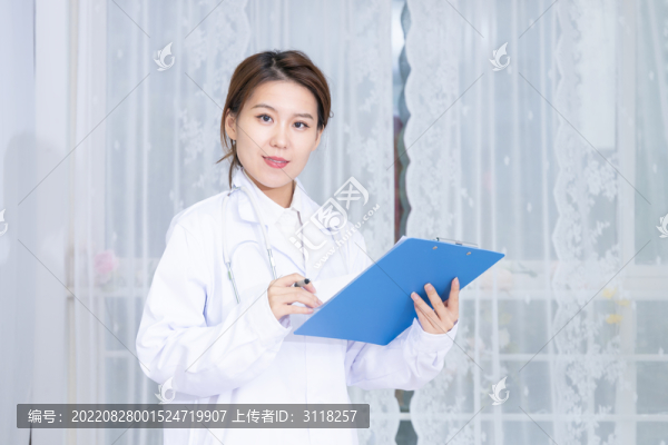 辦公室內(nèi)女醫(yī)生手持文件夾