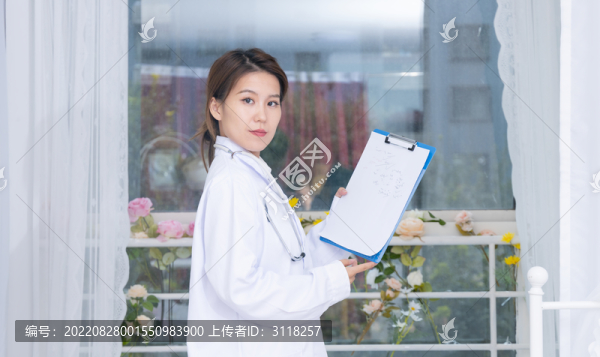 室內(nèi)窗前女醫(yī)生手持文件夾