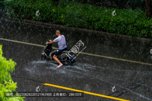 雨中騎行的人