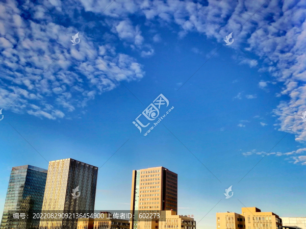 藍(lán)天白云高樓大廈