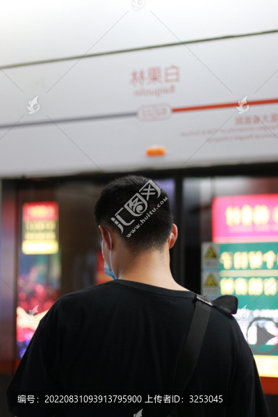 下班等地鐵回家的男人