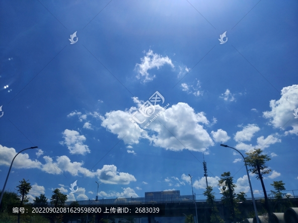 藍(lán)天白云