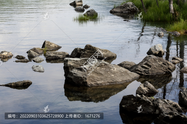 水中石