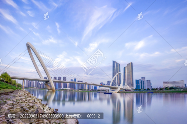 南京眼步行橋與青奧中心風光