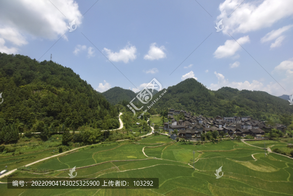 山村與農(nóng)田