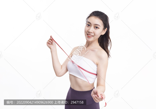 魅力女性在測(cè)量胸圍