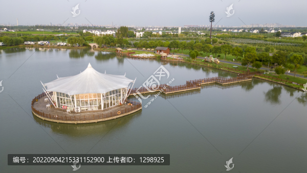 航拍湖面觀景臺