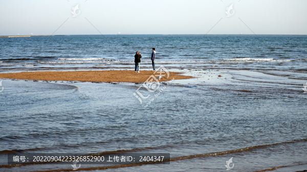 大海中心的情侶