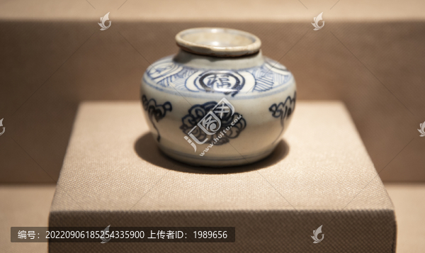 明景德鎮(zhèn)窯青花蓋罐