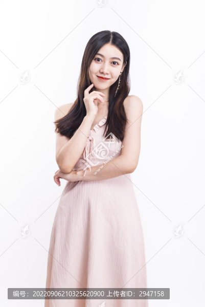 穿著粉色連衣裙的美麗女性