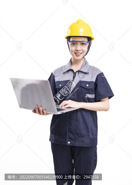 穿著工服帽拿著電腦的女性工人