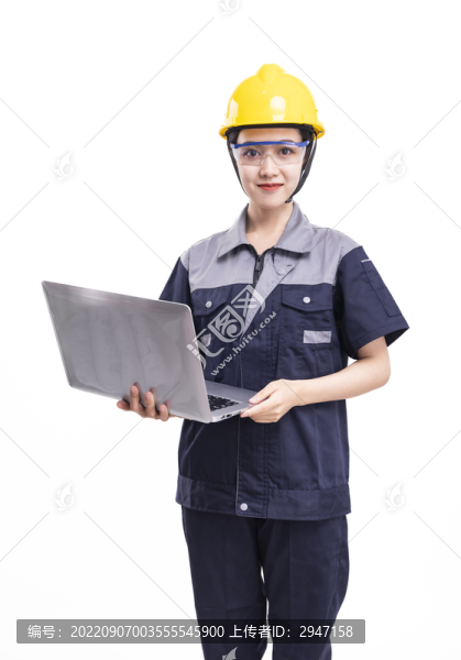穿著工服帽拿著電腦的女性工人