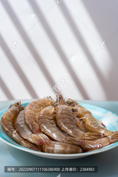 白色背景盤子里的新鮮對(duì)蝦