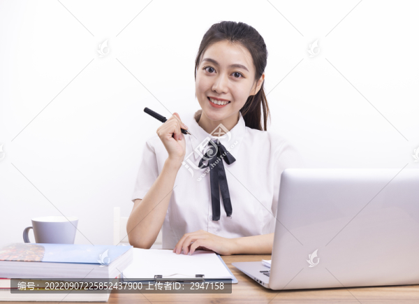 正在上網(wǎng)課的女學生