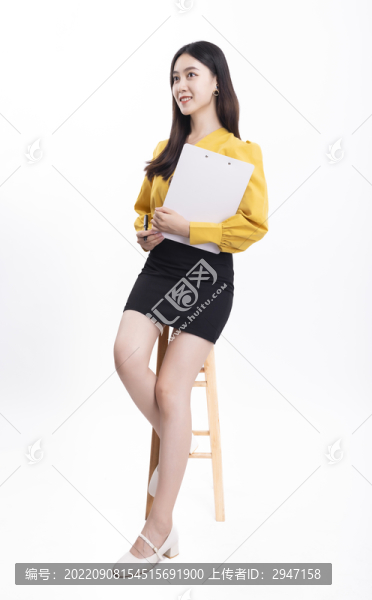 拿著文件夾坐著的商務(wù)女性