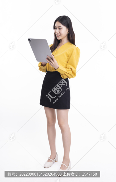 拿著平板電腦的職業(yè)女性