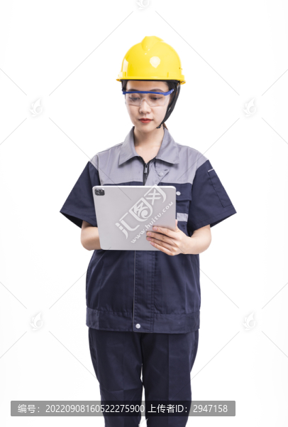 穿著工服帽拿著電腦的女性工人
