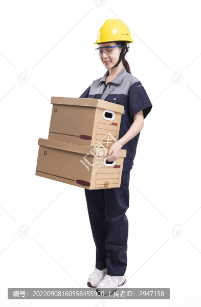 穿著工服搬著貨物的女性送貨員