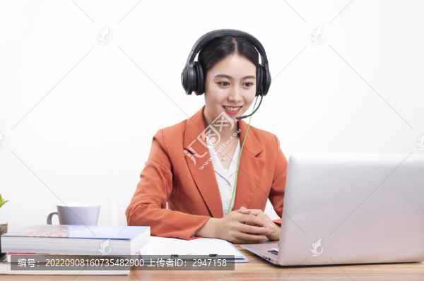 戴著耳機正在教網(wǎng)課的女老師