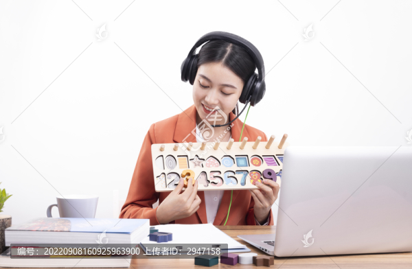 戴著耳機正在教網(wǎng)課的女老師