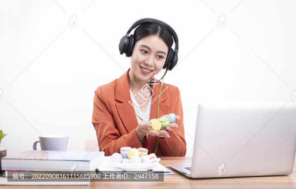 戴著耳機(jī)正在教網(wǎng)課的女老師