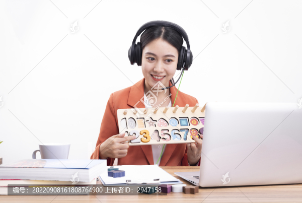 戴著耳機正在教網(wǎng)課的女老師