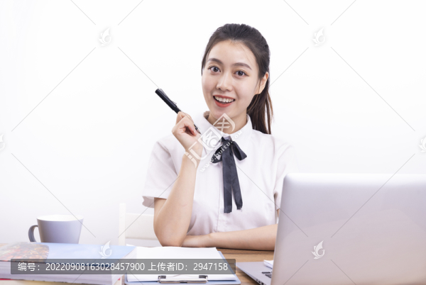 正在上網(wǎng)課的女學(xué)生