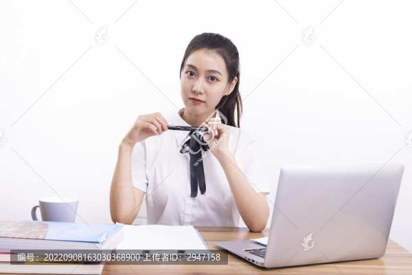 正在上網(wǎng)課的女學(xué)生