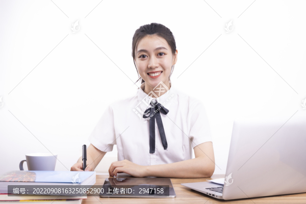 正在上網(wǎng)課的女學(xué)生