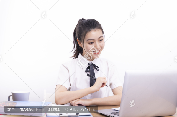 正在上網(wǎng)課的女學(xué)生