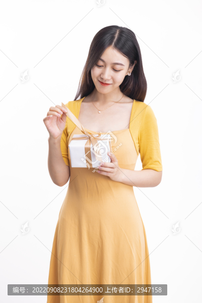 拿著禮物盒子的美麗女性