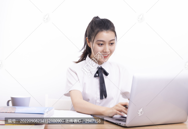 正在上網(wǎng)課的女學(xué)生
