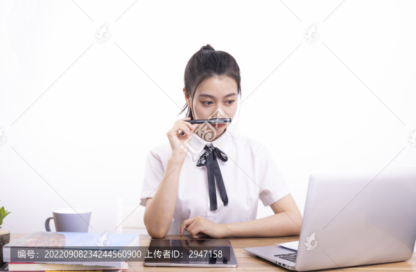 正在上網(wǎng)課的女學(xué)生