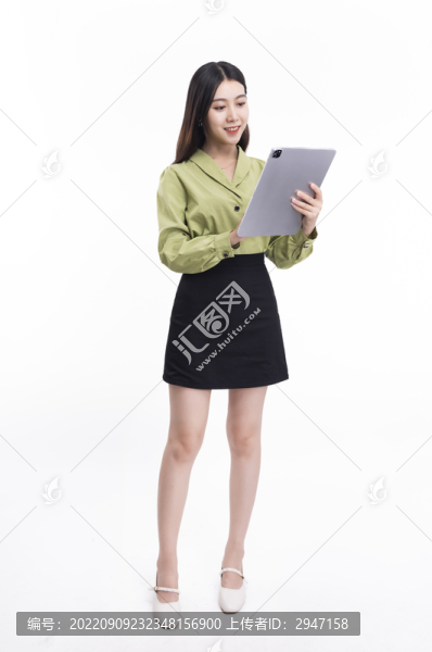 拿著平板電腦的職業(yè)女性
