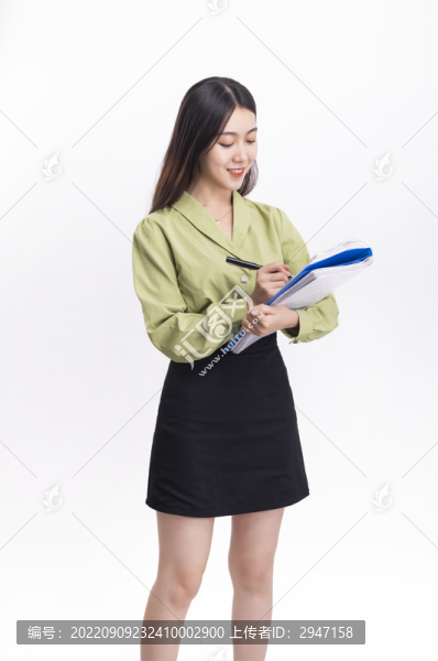 穿著短裙拿著文件的商務女性