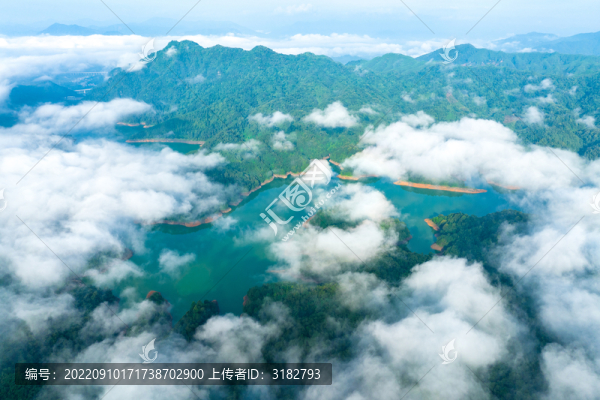 蒙山縣茶山湖云霧繚繞景美如畫