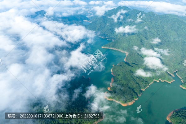 蒙山縣茶山湖云霧繚繞景美如畫