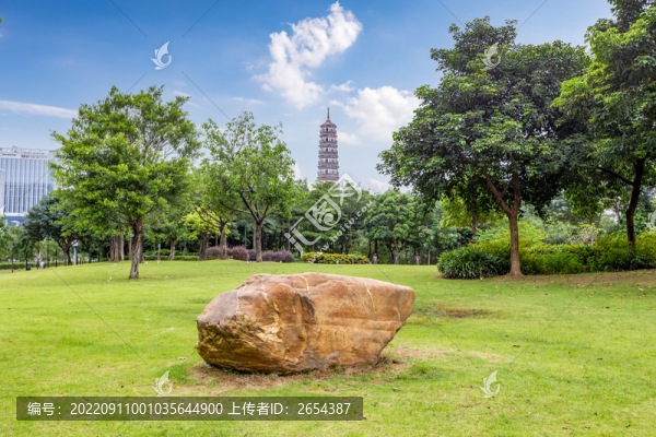 琶洲公園草地上的石頭和寶塔