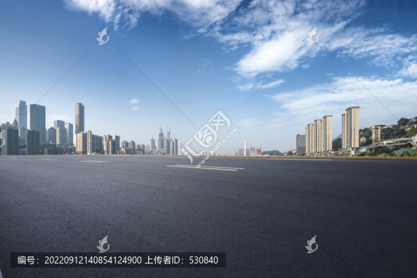 前進(jìn)的道路和金融區(qū)建筑