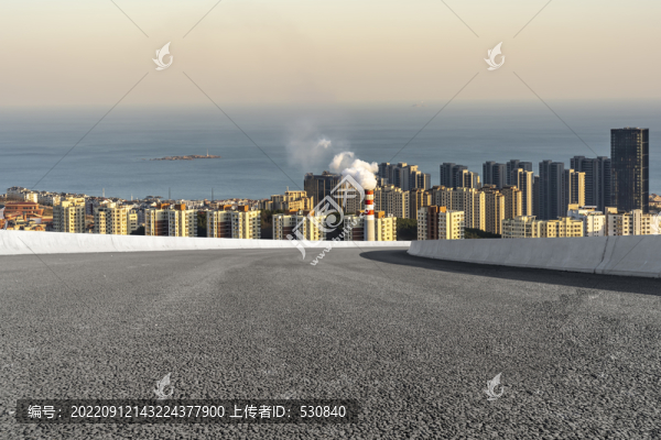 公路彎道和城市風(fēng)光