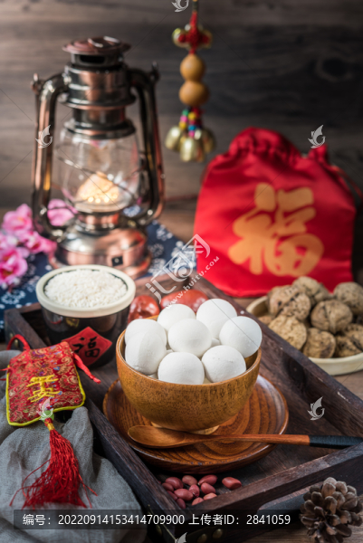 中國風背景前的一碗生元宵