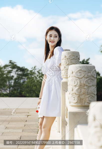 在公園游玩的亞洲女孩